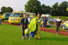 Armin und ich vor dem 'Guido-Mobil'