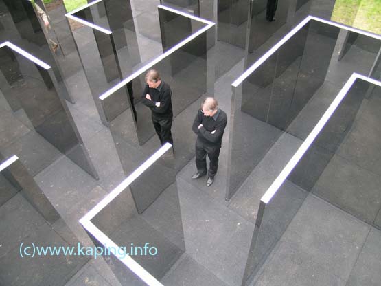 Spiegellabyrinth - Detailaufnahme einer Person