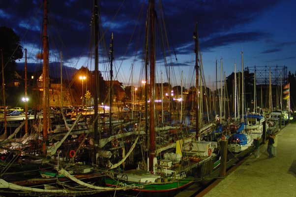Schiffe bei Nacht im Stader Hafen